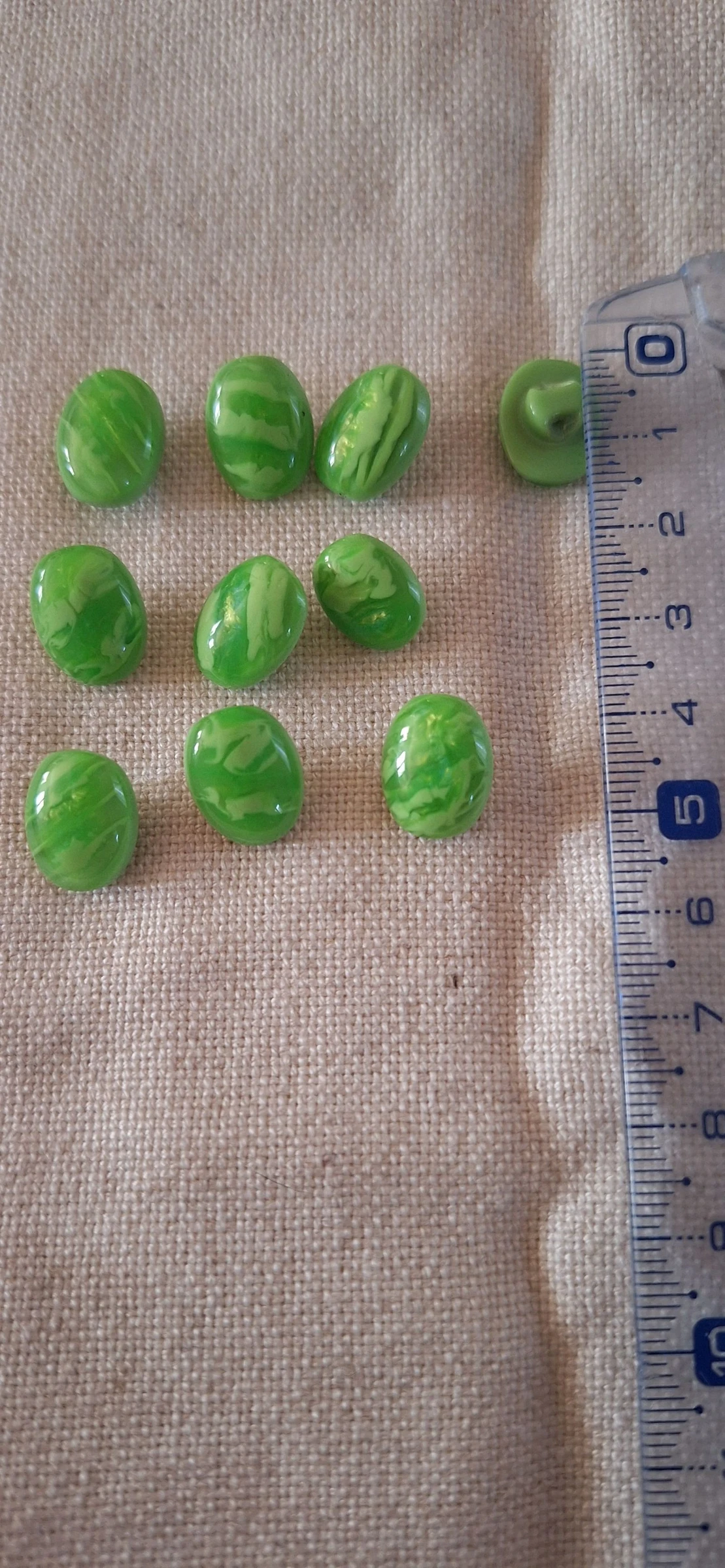 10 boutons 15 mm à coudre en résine vert